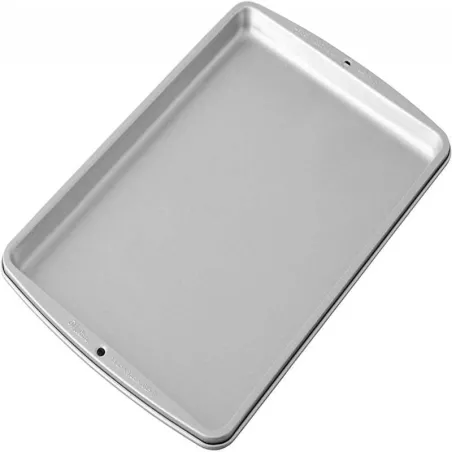 Bandeja Antiadherente para Galletas y Reposteria, Color Plateado, 13 Pulgadas de Largo WILTON 2105-966