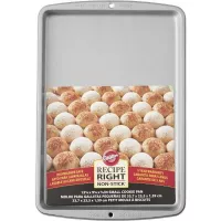 Bandeja Antiadherente para Galletas y Reposteria, Color Plateado, 13 Pulgadas de Largo WILTON 2105-966