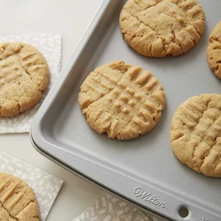Bandeja Antiadherente para Galletas y Reposteria, Color Plateado, 13 Pulgadas de Largo WILTON 2105-966