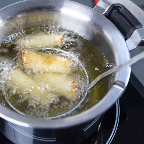 Cuchara con Colador con Mango Negro de  Acero Inoxidable, Diseno Tango LURCH 00230350