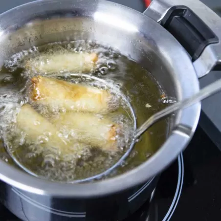 Cuchara con Colador con Mango Negro de  Acero Inoxidable, Diseno Tango LURCH 00230350