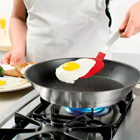 Volteador Flexible de Nylon Rojo con Mango de Acero Inoxidable TOVOLO 23022-400