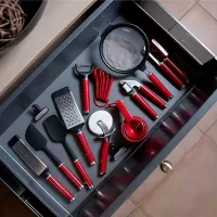 Colador de Malla de Acero Inoxidable con Puno Rojo de 7 Pulgadas KITCHEN AID KAG161OHERE 2