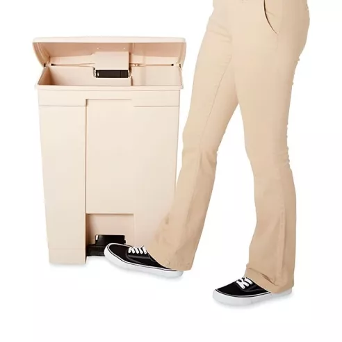 Basurero con Pedal de 18 Galones de Color Beige RUBBERMAID FG614500BEIG