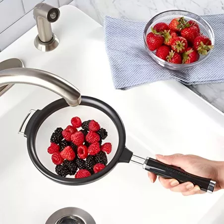 Colador Clasico Negro con Borde de Metal  de 7 Pulgadas  KITCHEN AID KCG161OHOBE