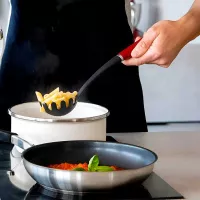 Cuchara para Pasta de Nylon con Puno Rojo KITCHEN AID KAG005OHERE 2