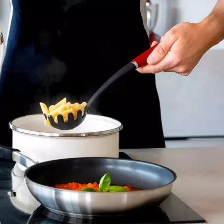 Cuchara para Pasta de Nylon con Puno Rojo KITCHEN AID KAG005OHERE