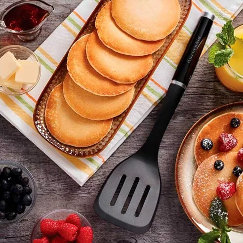 Espatula Volteadora de Nylon Negra KITCHEN AID KCG002OHOBE