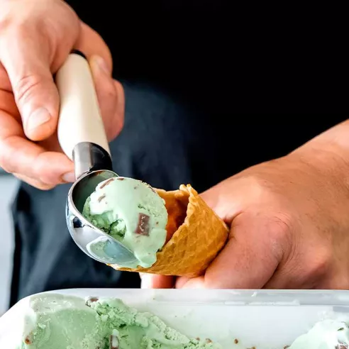 Conera para Helado de Acero Inoxidable con Puno Color Crema KITCHEN AID KAG117OHACE