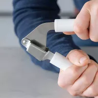 Prensa Clasica para Ajo de Acero Inoxidable con Puno Blanco KITCHEN AID KCG132OHWHE 2