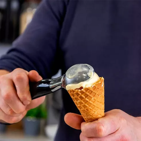 Cuchara Clasica para Helado de Acero Inoxidable con Puno Negro KITCHEN AID KCG117OHOBE