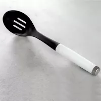 Cuchara Clasica Ranurda de Nylon con Puno Blanco KITCHEN AID KCG004OHWHE 2