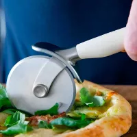 Roldana para Pizza de Acero Inoxidable con Puno Crema KITCHEN AID KAG113OHACE 2