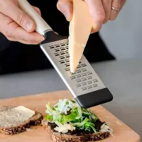 Rallador Mediano de Acero Inoxidable con Puno Color Crema KITCHEN AID KAG320OHACE 2