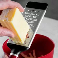 Rallador Mediano de Acero Inoxidable con Puno Rojo KITCHEN AID KAG320OHERE 2