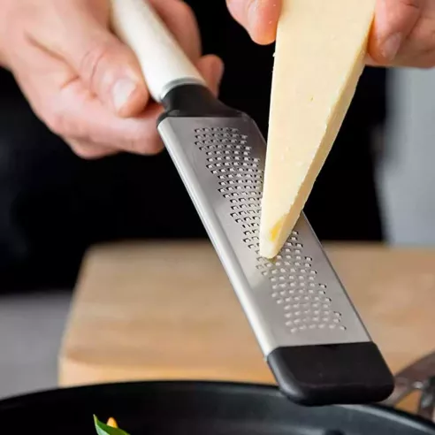 Rallador Fino de Acero Inoxidable con Puno Crema KITCHEN AID KAG321OHACE