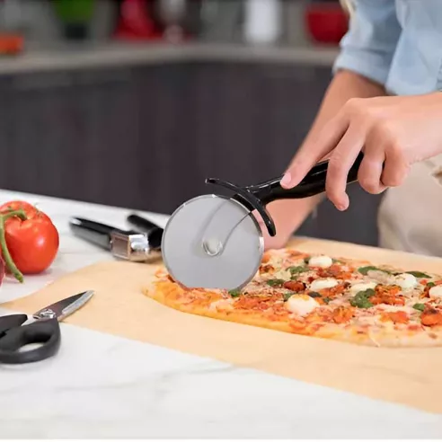 Cortador y Rebanador Clasico de Acero Inoxidable para Pizza con Puno Negro KITCHEN AID KCG113OHOBE