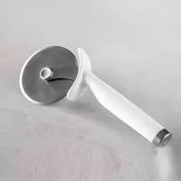 Cortador y Rebanador Clasico de Acero Inoxidable para Pizza con Puno Blanco KITCHEN AID KCG113OHWHE 2