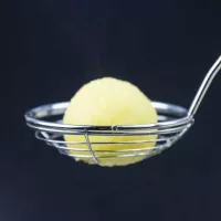 Cuchara con Colador con Mango Negro de  Acero Inoxidable, Diseno Tango LURCH 00230350 2