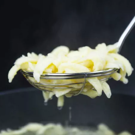 Cuchara con Colador con Mango Negro de  Acero Inoxidable, Diseno Tango LURCH 00230350